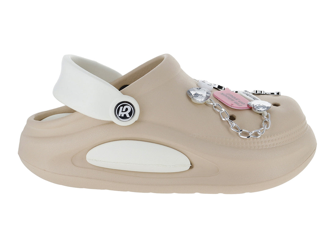 Clogs color beige con correa blanca, detalles de cadena plateada y dije rosa.