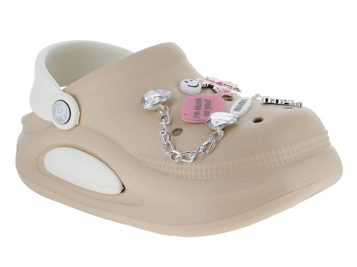 Clogs color beige con correa blanca, detalles de cadena plateada y dije rosa.