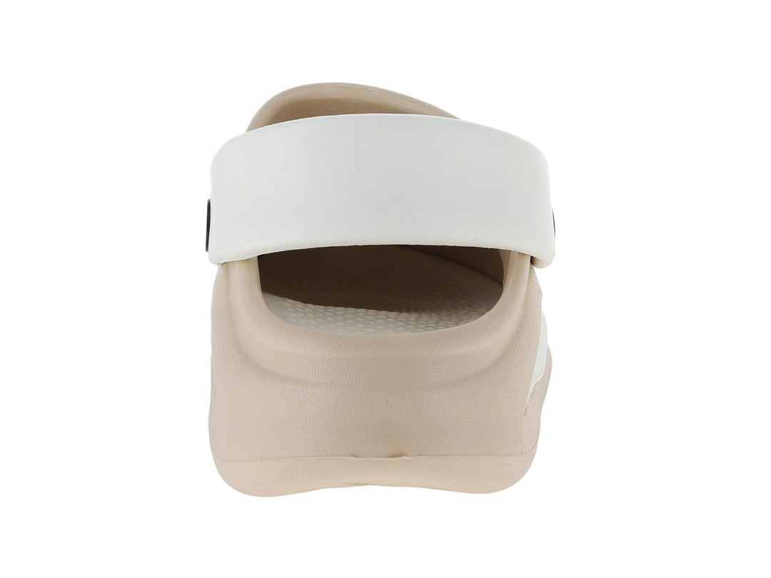 Clogs color beige con correa blanca, detalles de cadena plateada y dije rosa.