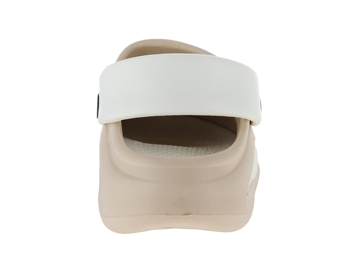 Clogs color beige con correa blanca, detalles de cadena plateada y dije rosa.