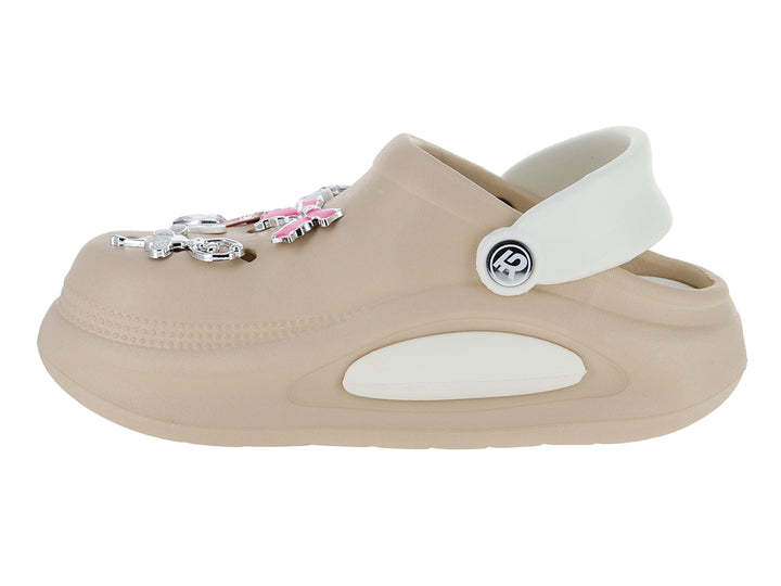 Clogs color beige con correa blanca, detalles de cadena plateada y dije rosa.