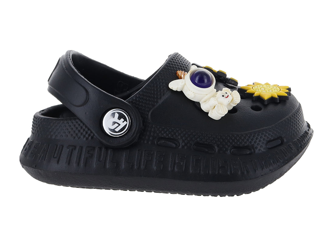 Zuecos color negro para niño con accesorios decorativos de astronauta y sol.