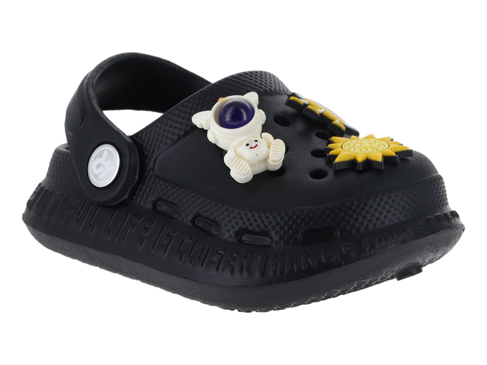 Zuecos color negro para niño con accesorios decorativos de astronauta y sol.