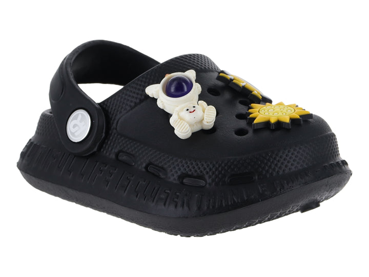 Zuecos color negro para niño con accesorios decorativos de astronauta y sol.