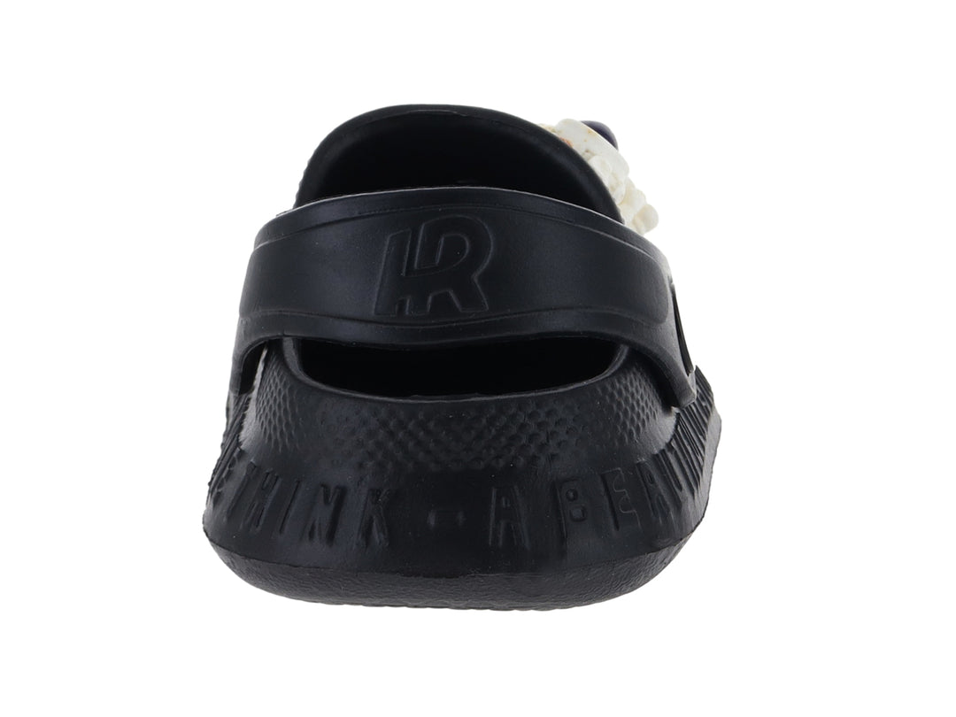 Zuecos color negro para niño con accesorios decorativos de astronauta y sol.