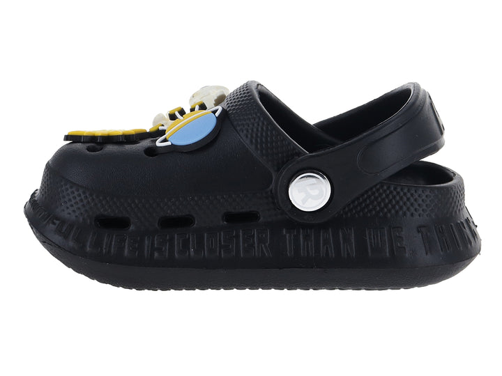 Zuecos color negro para niño con accesorios decorativos de astronauta y sol.