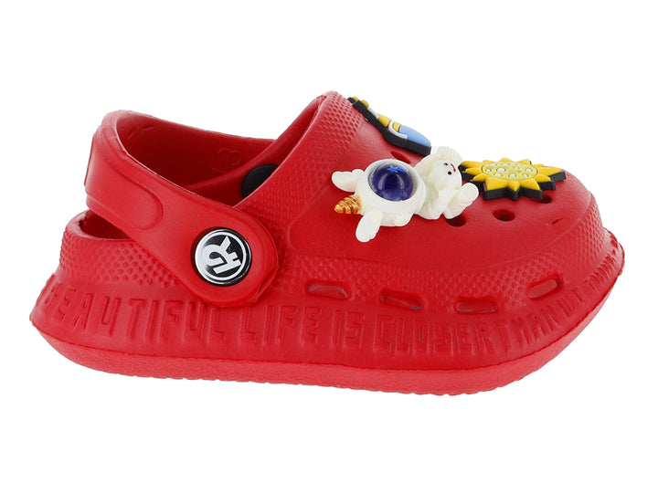 Sandalia tipo clog color rojo para niño con adornos decorativos en la parte superior.