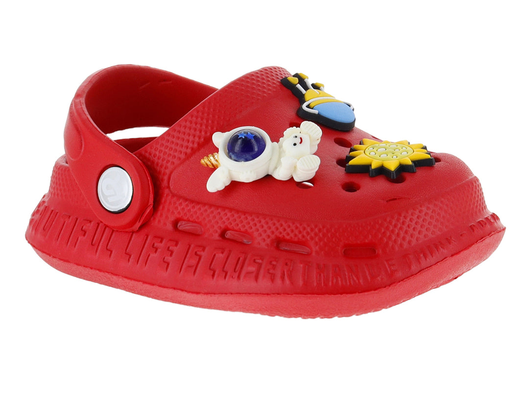 Sandalia tipo clog color rojo para niño con adornos decorativos en la parte superior.