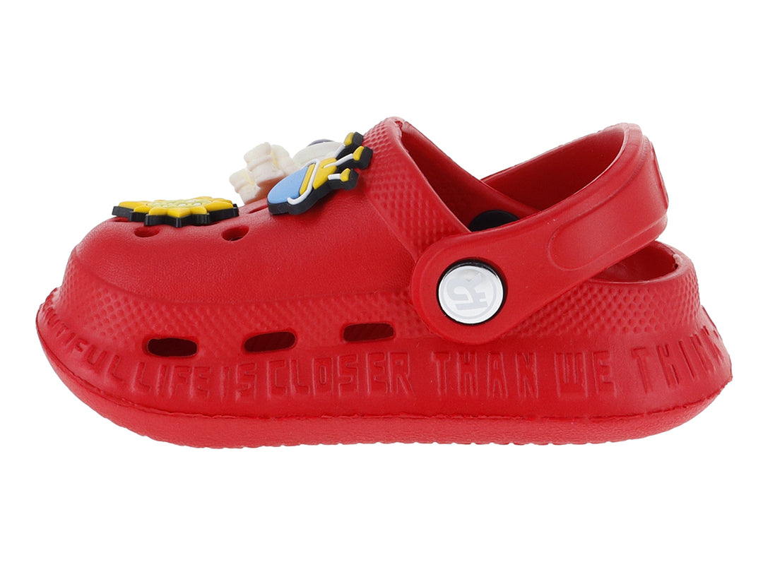 Sandalia tipo clog color rojo para niño con adornos decorativos en la parte superior.