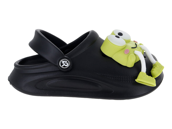 Zapato tipo clog color negro para niño con un personaje decorativo verde en la parte superior.