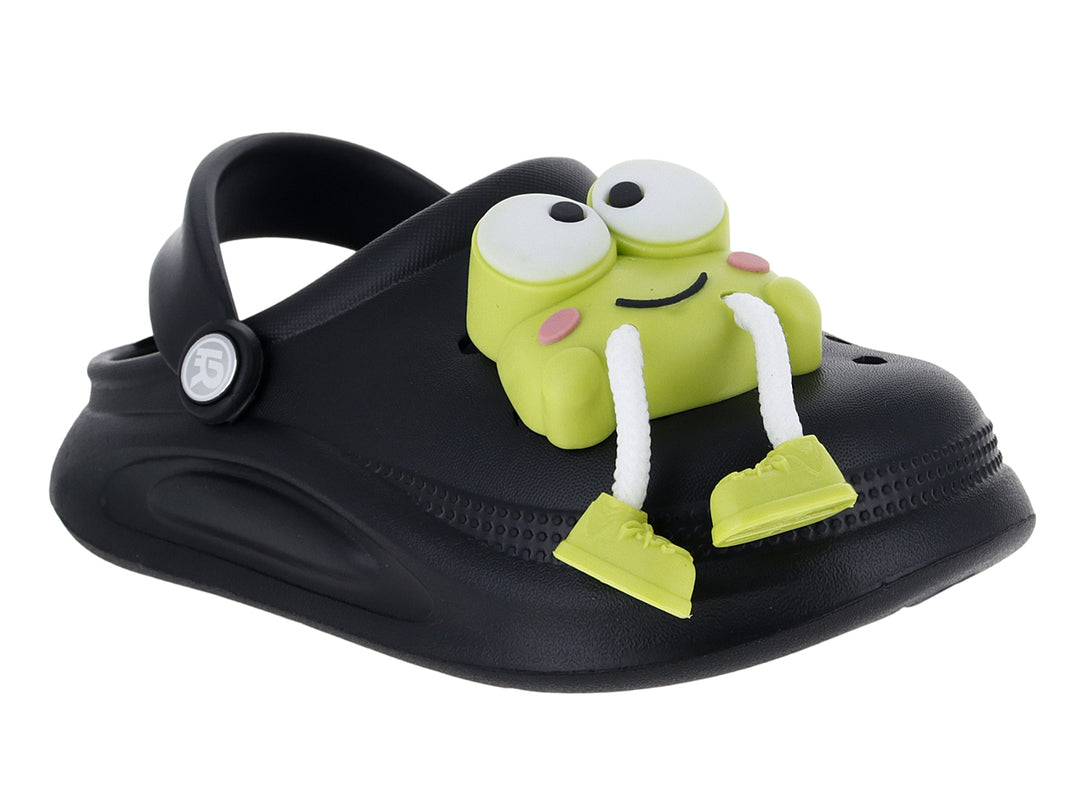 Zapato tipo clog color negro para niño con un personaje decorativo verde en la parte superior.
