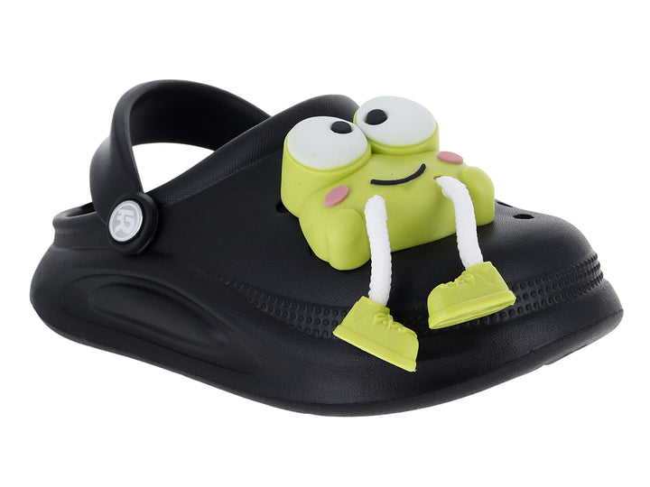 Zapato tipo clog color negro para niño con un personaje decorativo verde en la parte superior.
