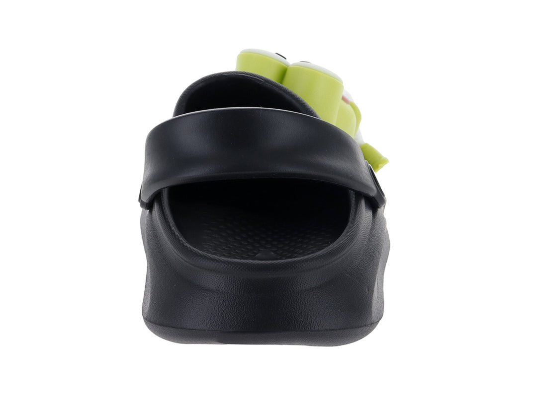 Zapato tipo clog color negro para niño con un personaje decorativo verde en la parte superior.