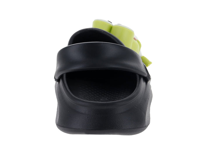 Zapato tipo clog color negro para niño con un personaje decorativo verde en la parte superior.