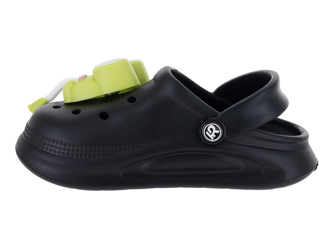 Zapato tipo clog color negro para niño con un personaje decorativo verde en la parte superior.