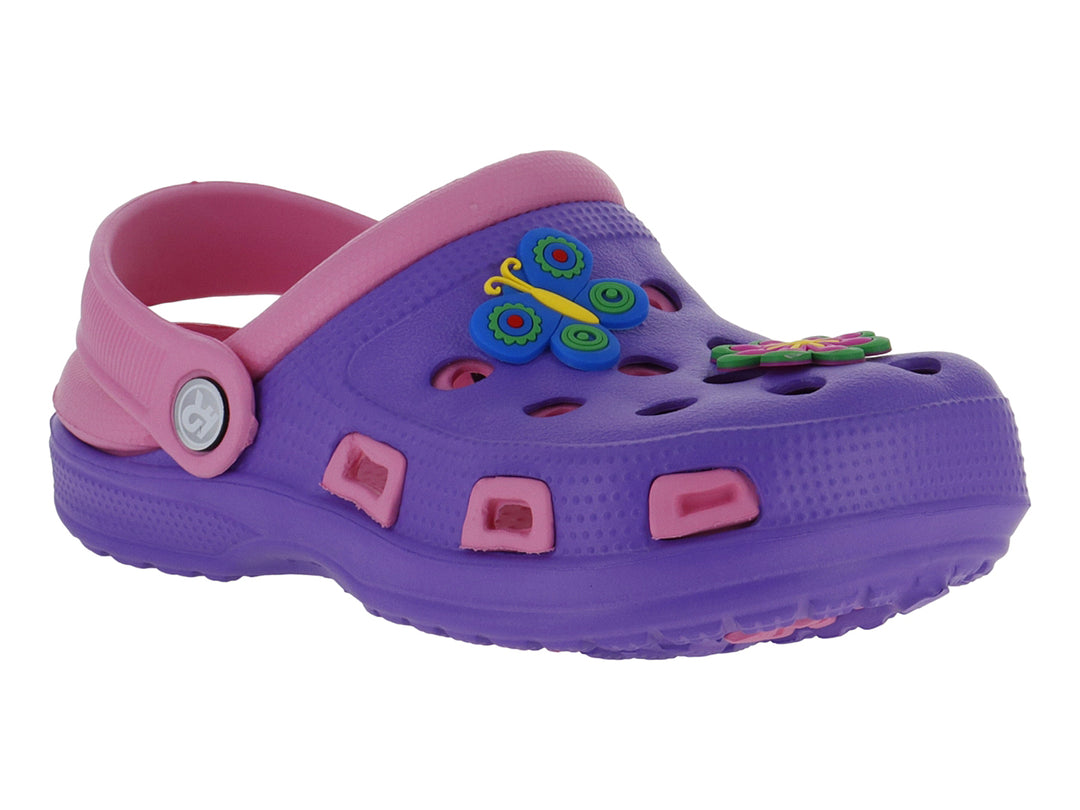 Zapatos tipo clog para niña en color morado y rosa con adornos de mariposa y flor.