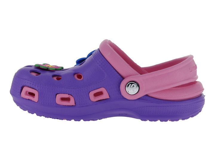Zapatos tipo clog para niña en color morado y rosa con adornos de mariposa y flor.