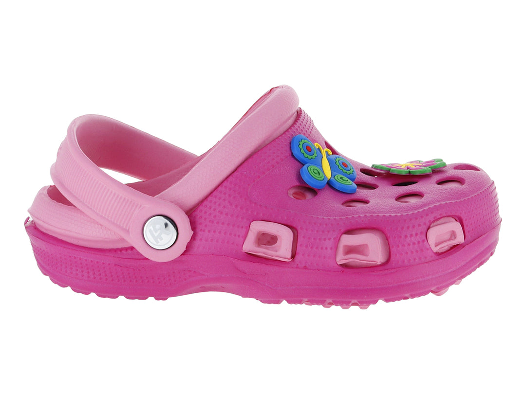 Zueco color fucsia para niña con adorno de mariposa y correa ajustable.