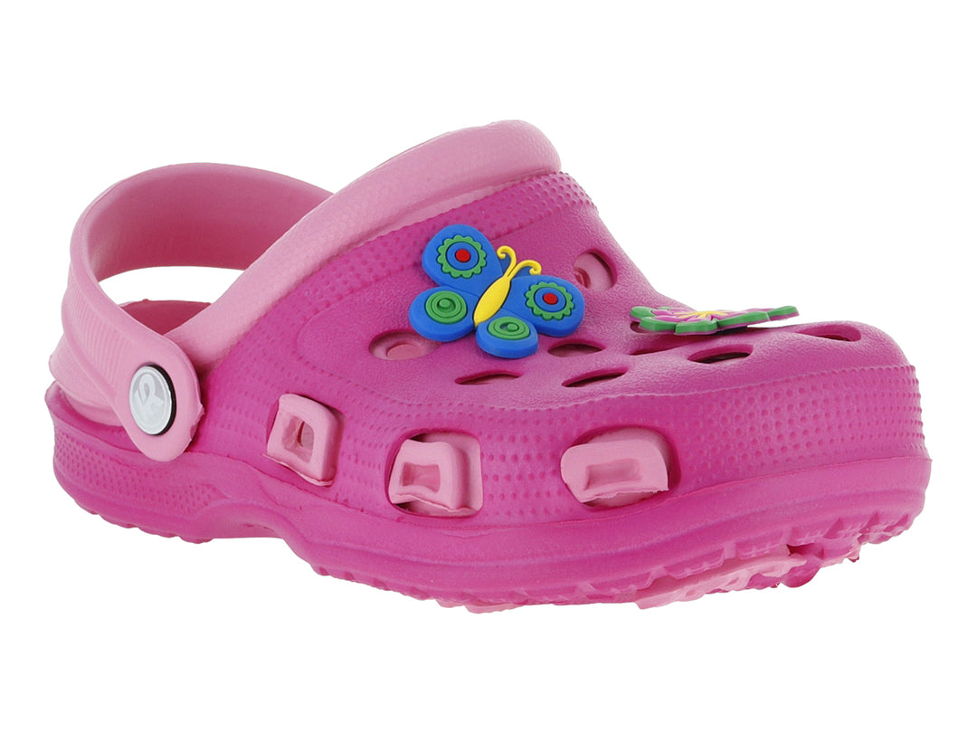 Zueco color fucsia para niña con adorno de mariposa y correa ajustable.