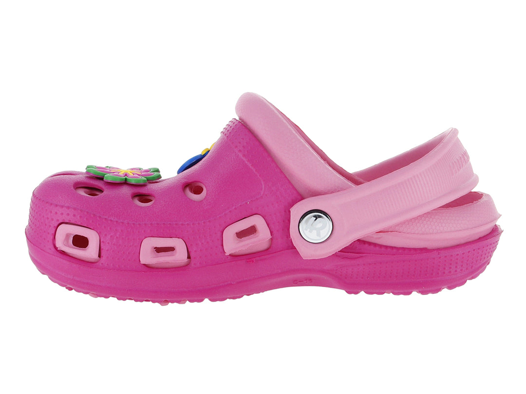 Zueco color fucsia para niña con adorno de mariposa y correa ajustable.
