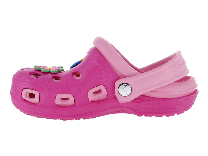 Zueco color fucsia para niña con adorno de mariposa y correa ajustable.
