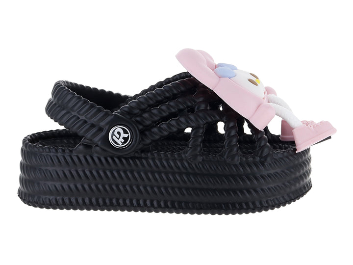 Sandalias tipo clog color negro para niña con detalle decorativo en color rosa.