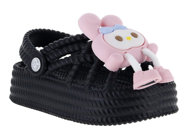 Sandalias tipo clog color negro para niña con detalle decorativo en color rosa.