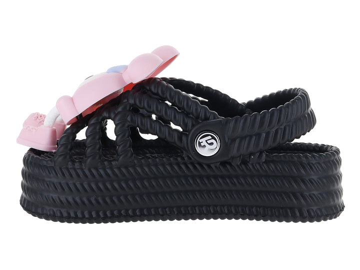 Sandalias tipo clog color negro para niña con detalle decorativo en color rosa.