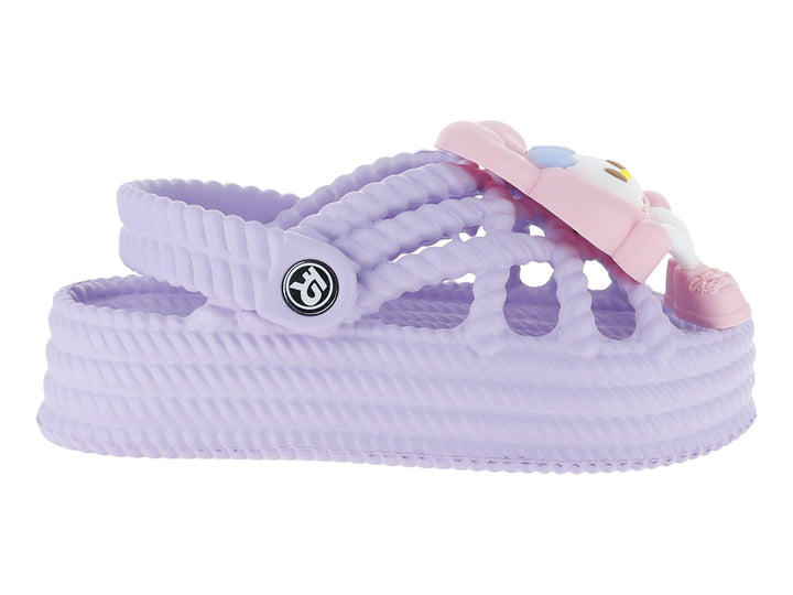 Sandalias tipo clog color lila para niña con adorno rosa en la parte superior.