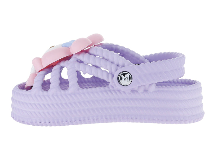 Sandalias tipo clog color lila para niña con adorno rosa en la parte superior.
