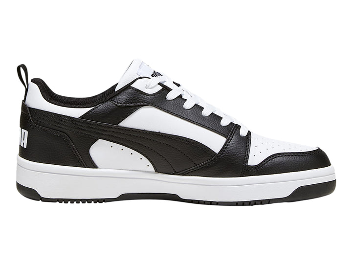 Tenis PUMA Rebound V6 Low en colores blanco y negro con suela blanca.