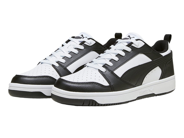Tenis PUMA Rebound V6 Low en colores blanco y negro con suela blanca.