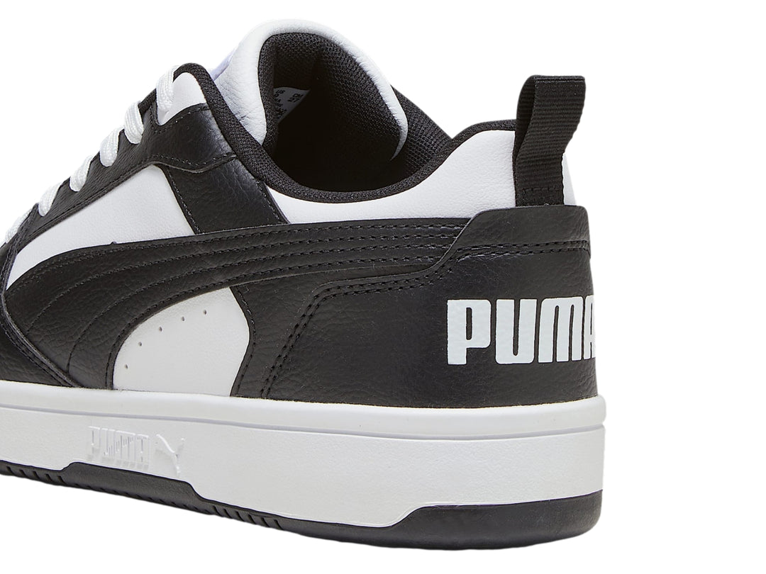 Tenis PUMA Rebound V6 Low en colores blanco y negro con suela blanca.