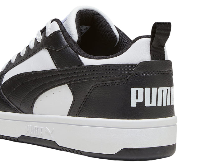 Tenis PUMA Rebound V6 Low en colores blanco y negro con suela blanca.