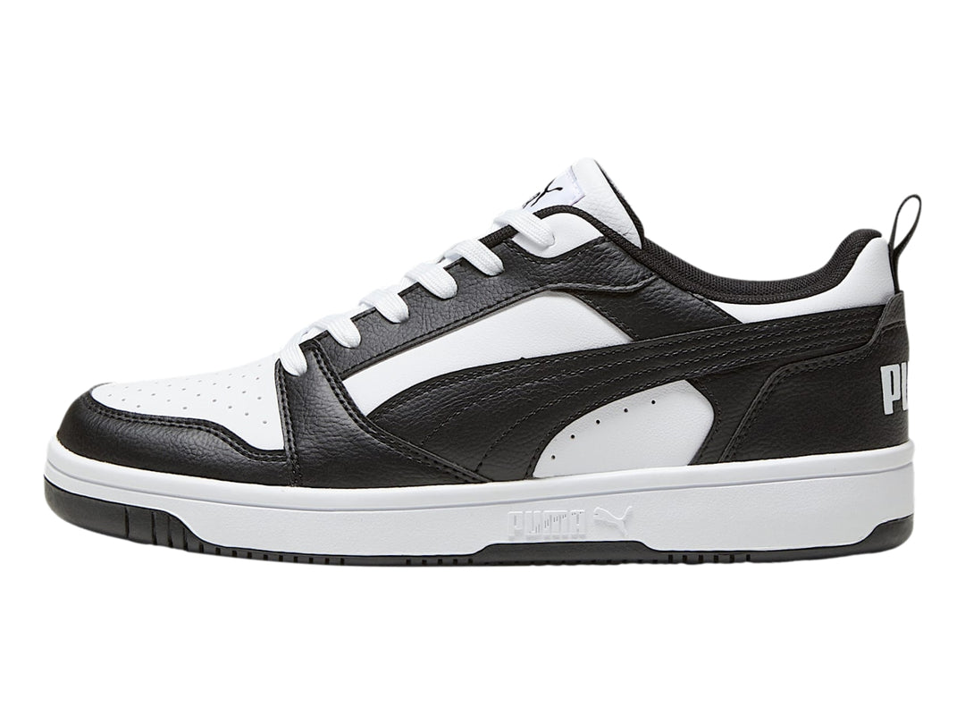 Tenis PUMA Rebound V6 Low en colores blanco y negro con suela blanca.
