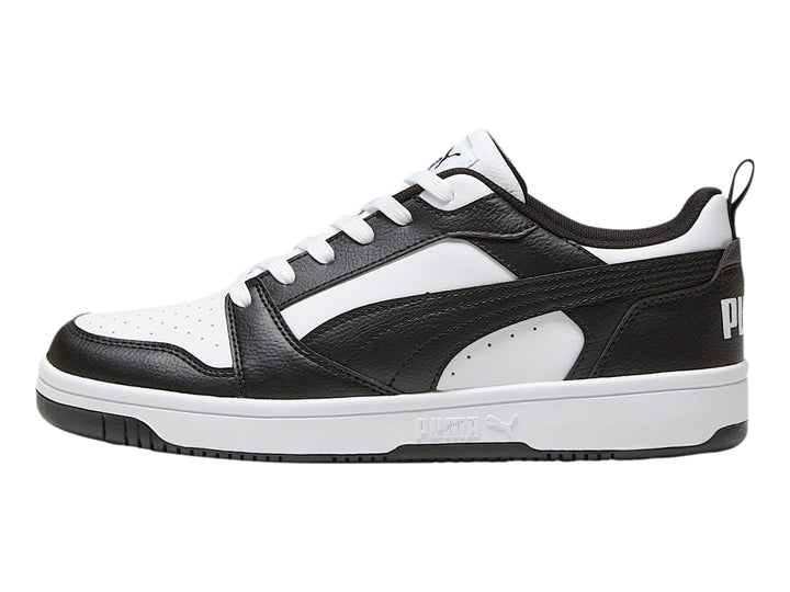 Tenis PUMA Rebound V6 Low en colores blanco y negro con suela blanca.