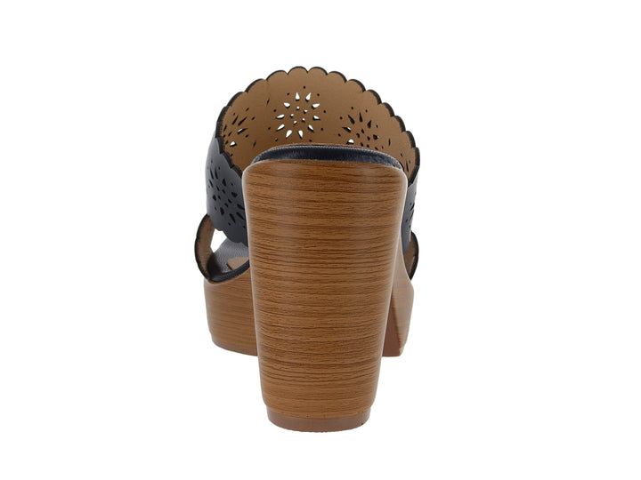 Sandalia negra de plataforma con tacón de madera y tiras con diseño calado para mujer.