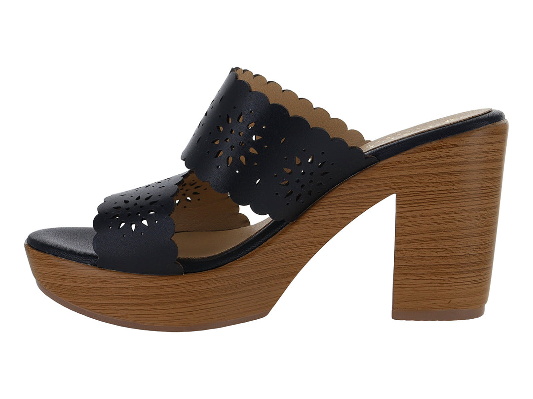 Sandalia negra de plataforma con tacón de madera y tiras con diseño calado para mujer.