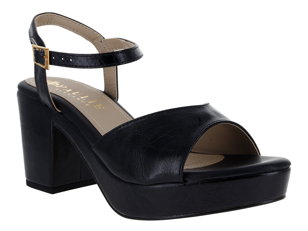 Sandalias negras de plataforma con tacón grueso y correa al tobillo con hebilla dorada.