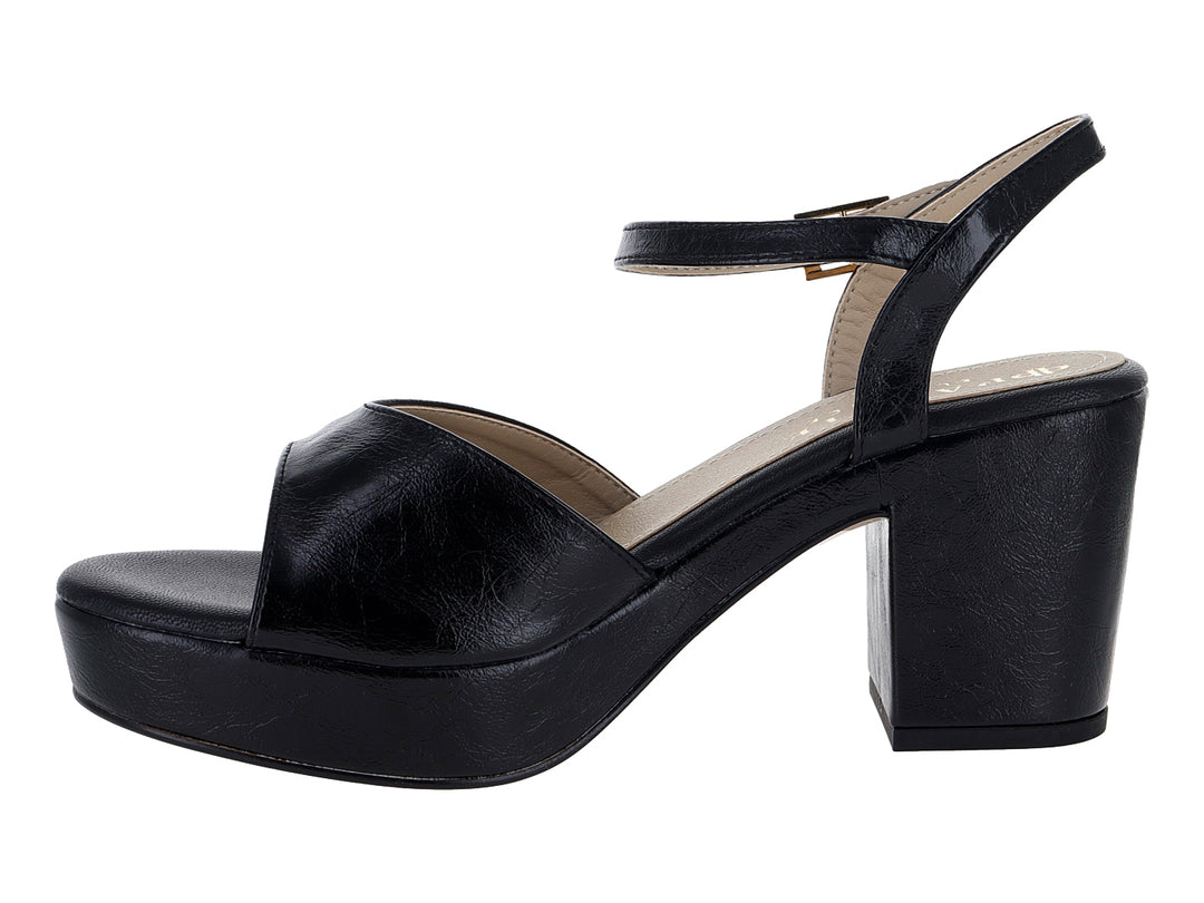 Sandalias negras de plataforma con tacón grueso y correa al tobillo con hebilla dorada.