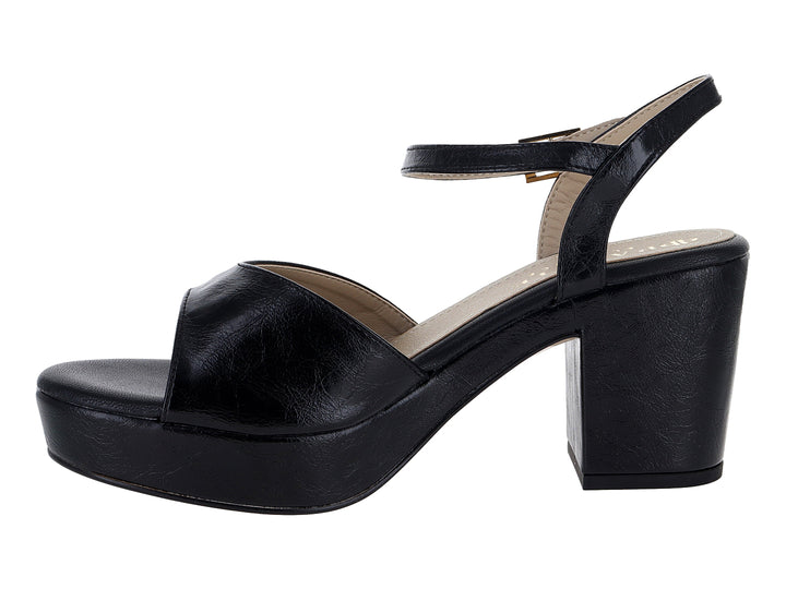 Sandalias negras de plataforma con tacón grueso y correa al tobillo con hebilla dorada.
