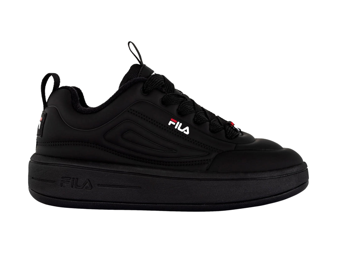 Tenis FILA color negro con suela de plataforma gruesa y acabado mate.