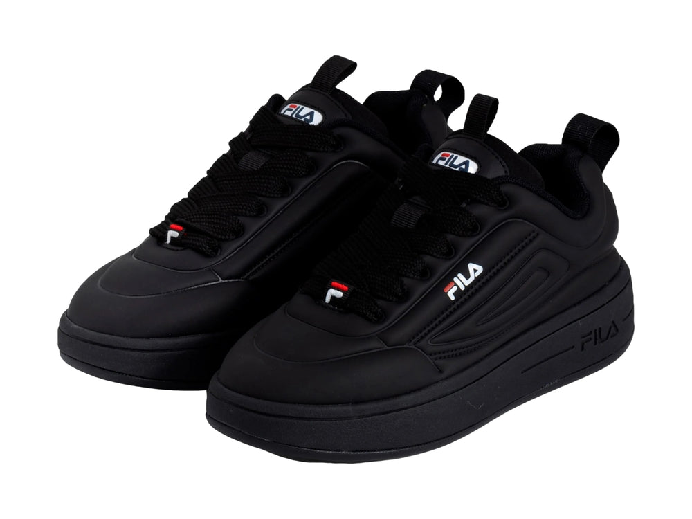 Tenis FILA color negro con suela de plataforma gruesa y acabado mate.