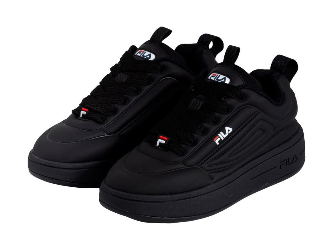 Tenis FILA color negro con suela de plataforma gruesa y acabado mate.