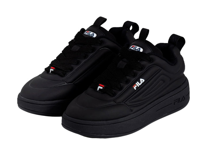 Tenis FILA color negro con suela de plataforma gruesa y acabado mate.