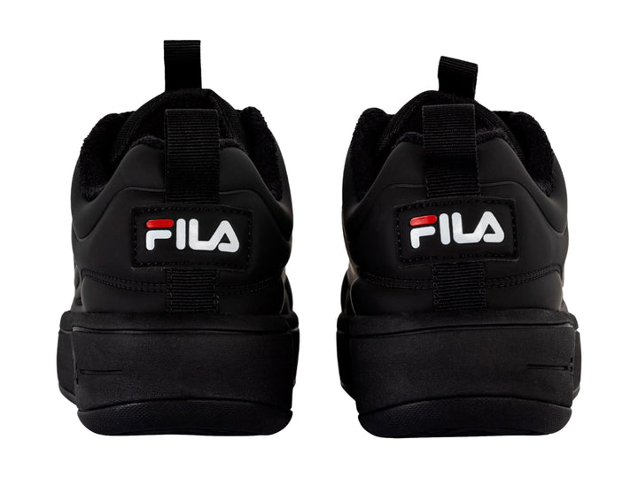 Tenis FILA color negro con suela de plataforma gruesa y acabado mate.