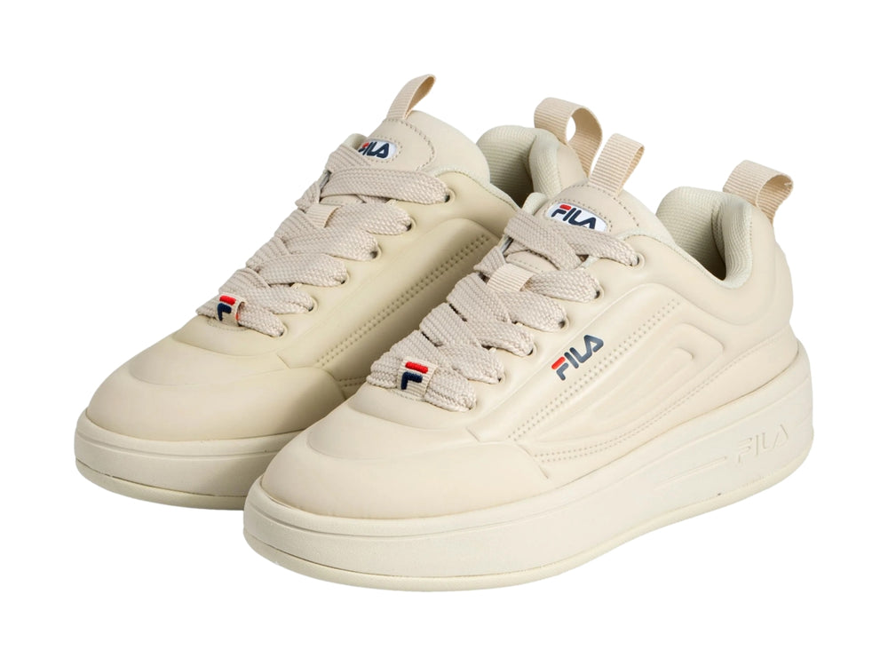 Tenis FILA Superbubble en color gris con suela de plataforma ancha y cordones a juego.