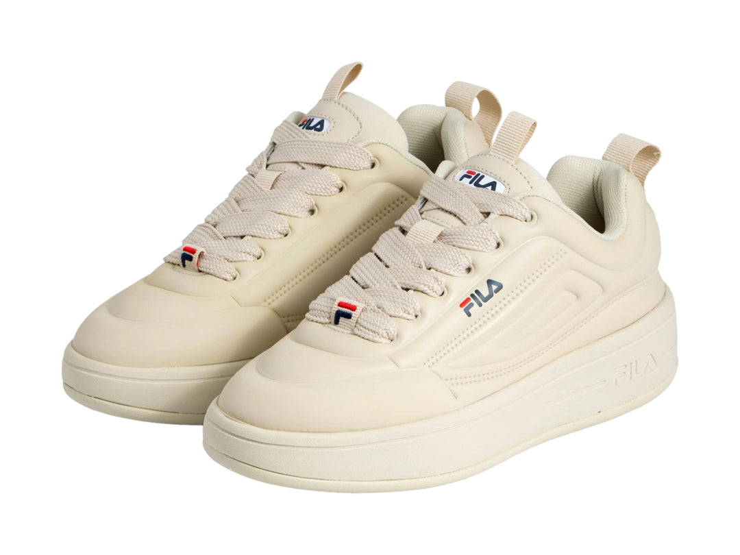 Tenis FILA Superbubble en color gris con suela de plataforma ancha y cordones a juego.