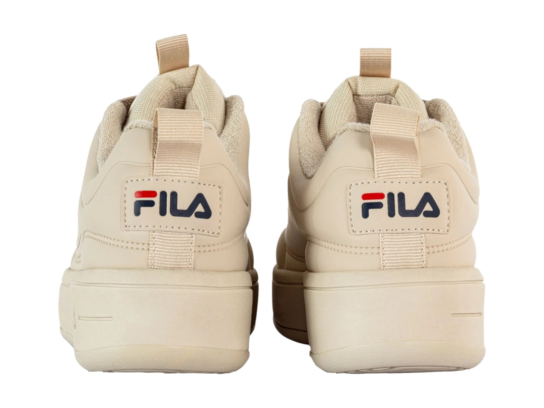 Tenis FILA Superbubble en color gris con suela de plataforma ancha y cordones a juego.