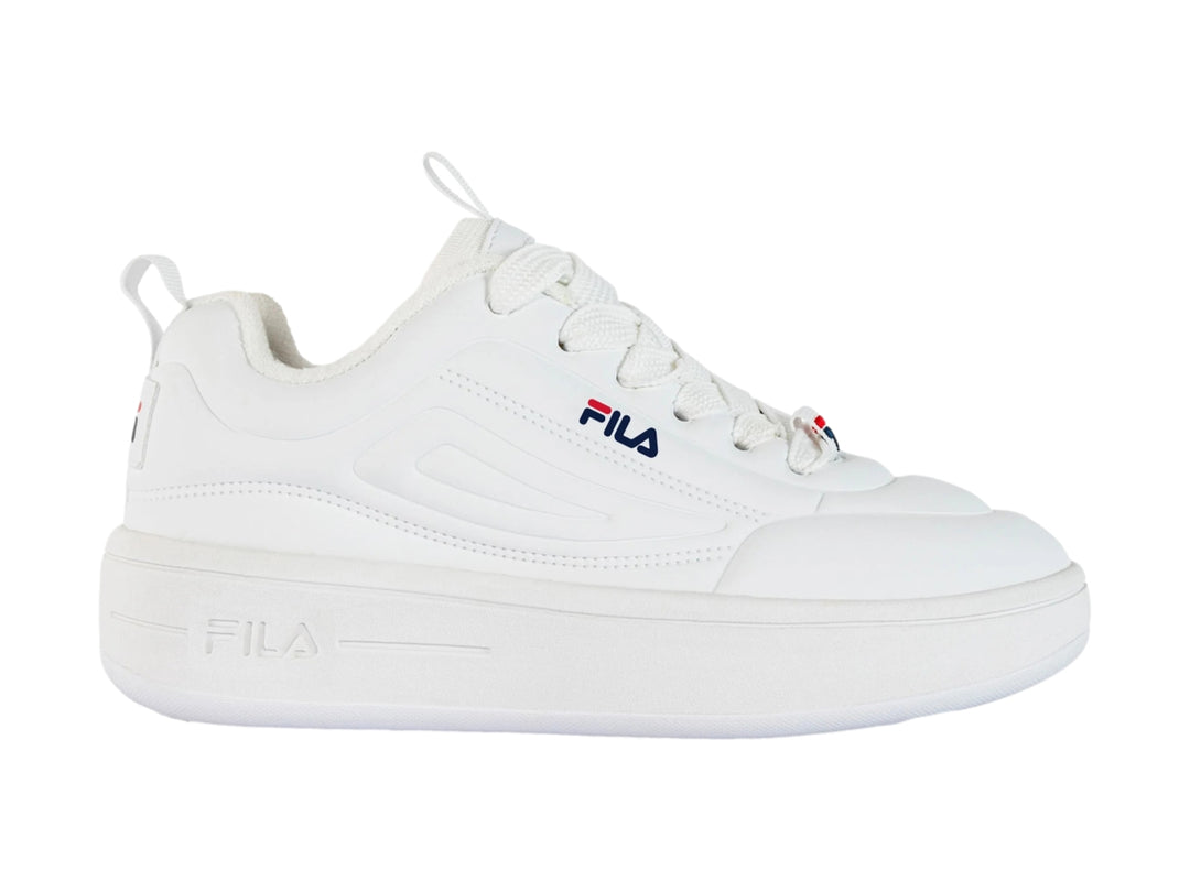 Tenis FILA blancos de plataforma con suela gruesa y cordones blancos.